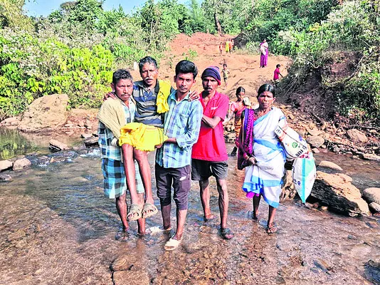 ఆశా కార్యకర్త చొరవతో ఆస్పత్రికి రోగి తరలింపు