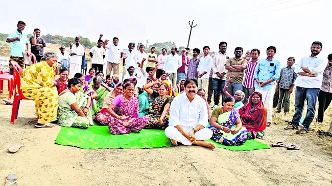 నోటీసులు ఇవ్వకుండా దౌర్జన్యం చేస్తారా! 