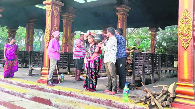 తమ్ముడు కాకపోయినా తలకొరివి 