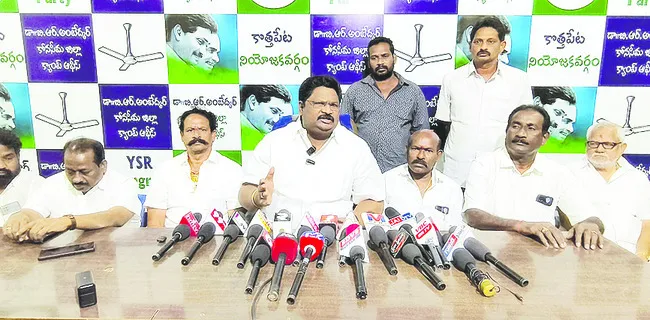 మహనీయుని పేరుతో రాజకీయాలు వద్దు 