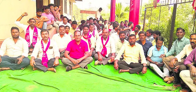 కొనసాగుతున్న  పారిశుధ్ధ్య కార్మికుల సమ్మె
