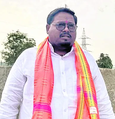        గ్రామానికి సర్పంచ్‌ పండ్ల తోటల వ్యాపారం 
