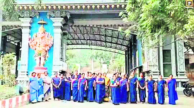 అన్నవరం ఆలయ శానిటరీ కాంట్రాక్ట్‌ సిబ్బంది నిరసన