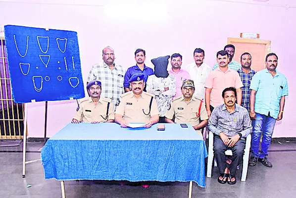 మేనత్త ఇంట్లో చోరీ చేసిన యువకుడు అరెస్ట్‌ 