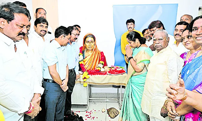 సామాజిక విప్లవకారిణి సావిత్రిబాయి పూలే 