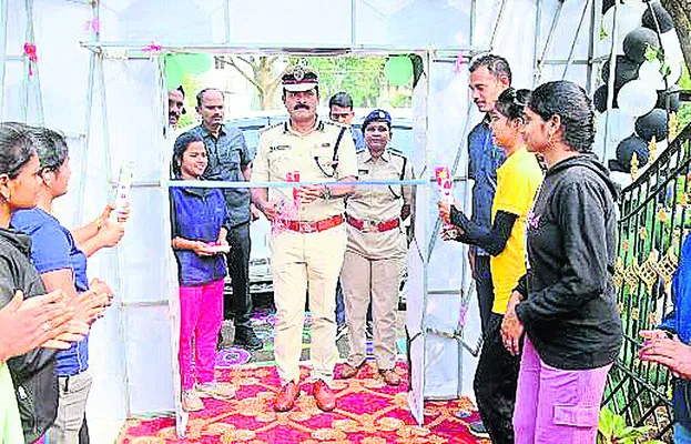 స్వశక్తితో రక్షణ పొందాలి : ఎస్పీ 