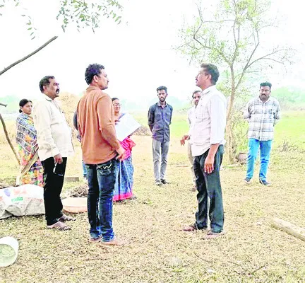 వివాదాస్పద భూమిలో సర్వేను అడ్డుకున్న రైతులు