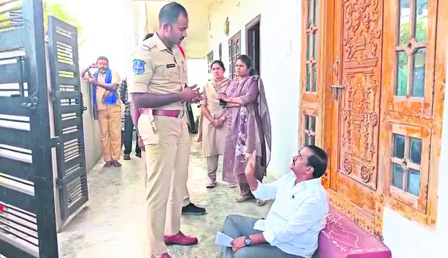 సిండికేట్‌ ఆడించినట్లే..