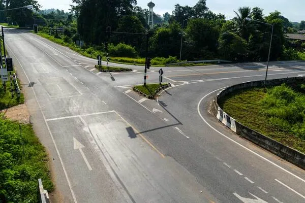 రోడ్ల విభజన.. ట్రాఫిక్‌ సిగ్నల్స్‌ 