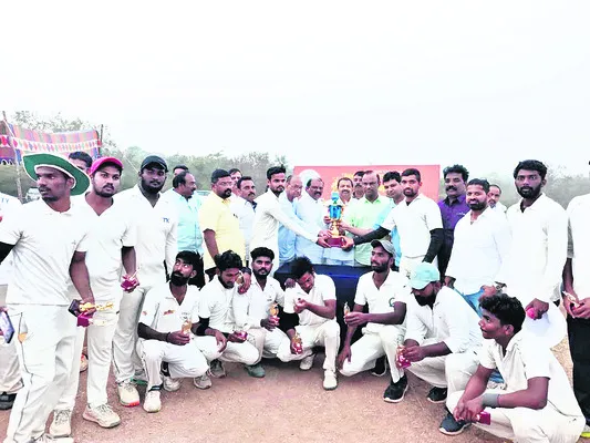 ఈస్ట్‌జోన్‌ క్రికెట్‌ గోల్డ్‌కప్‌ టోర్నీలో రన్నరప్‌గా ఖ