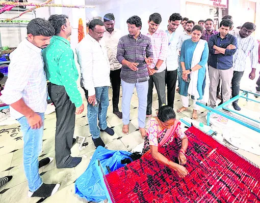 పోచంపల్లిని సందర్శించిన ట్రైనీ ఏడీఓలు