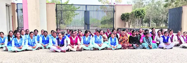 నర్సింగ్‌ విద్యార్థుల గోస..