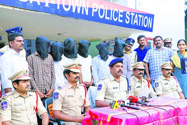 నకిలీ బంగారం అంటగడుతున్న ముఠా అరెస్టు