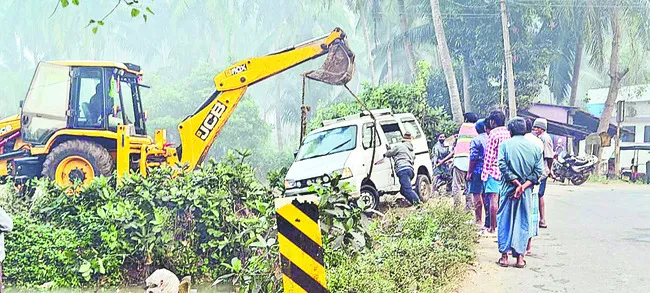 కాలువలోకి దూసుకెళ్లిన వ్యాన్‌ 
