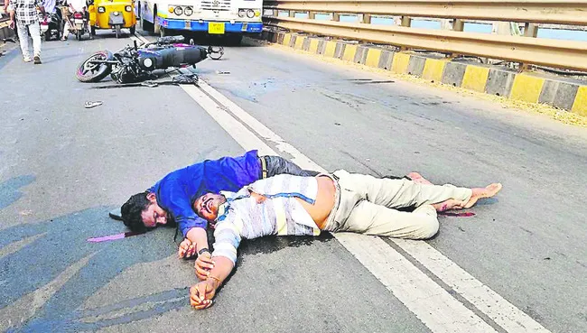 రోడ్డు ప్రమాదంలో  నలుగురికి గాయాలు 
