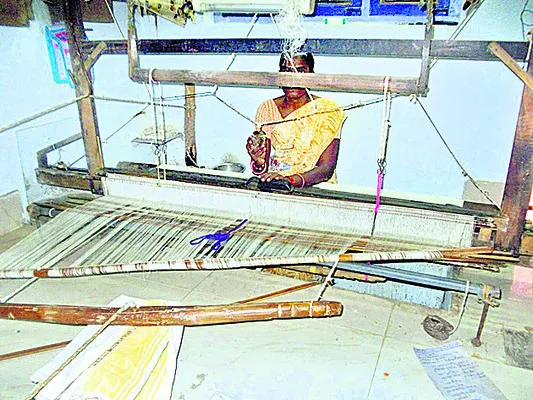 చేనేత..ఏదీ చేయూత?