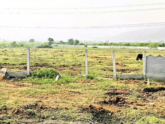 ప్రభుత్వ భూమి కబ్జాకు యత్నం