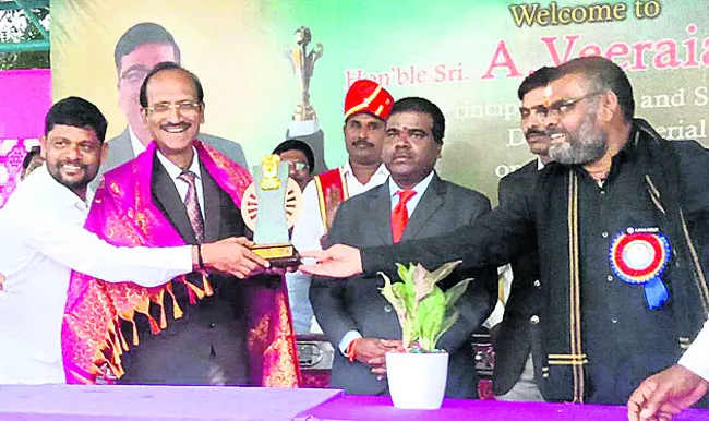 అడ్వకేట్‌ ప్రీమియర్‌ లీగ్‌ విజేతలకు బహుమతులు