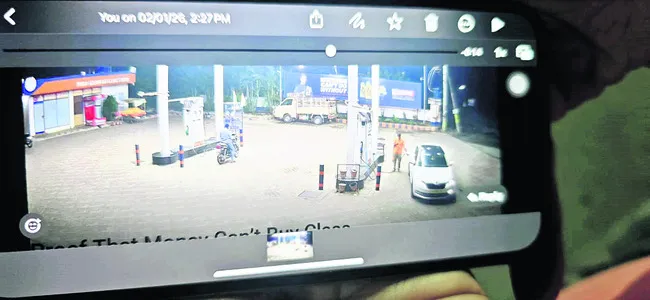 బంకుల్లో డీజిల్‌ కొట్టించి పరారీ.. 