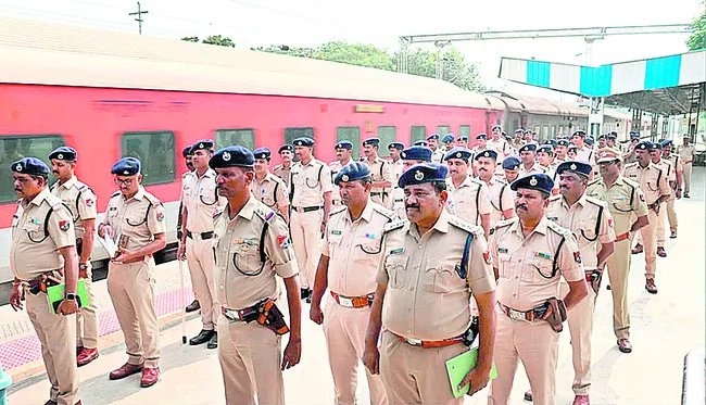 తిరుత్తణి రైల్వే స్టేషన్‌లో ఆర్‌పీఎఫ్‌ పరేడ్‌ 