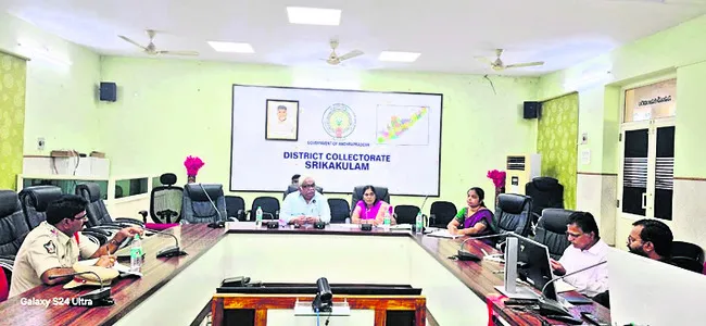 ధాన్యం లోడ్‌తో వెళ్తున్న వ్యాన్‌ బోల్తా 