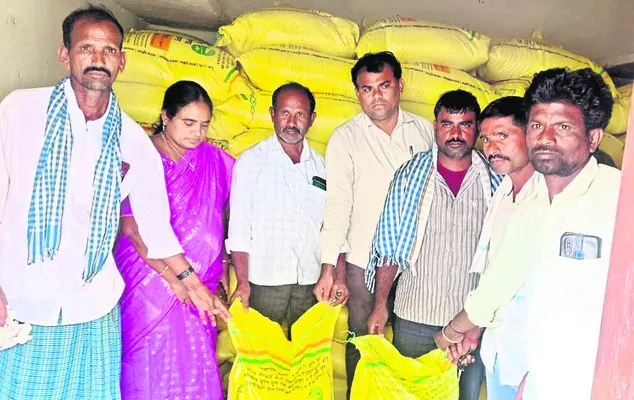 గ్రామాల్లోనే యూరియా పంపిణీ