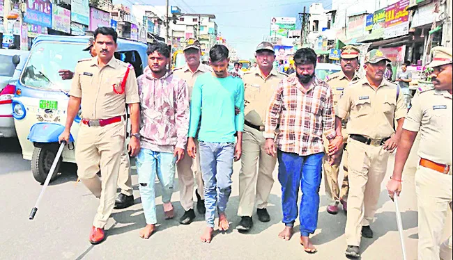 కేబుల్‌ సిబ్బందిపై దాడిచేసిన యువకుల అరెస్ట్‌ 