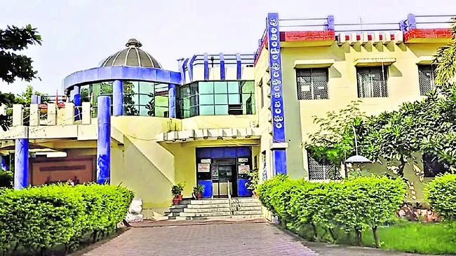 మున్సిపల్‌ అధికారి లైంగిక వేధింపులు?