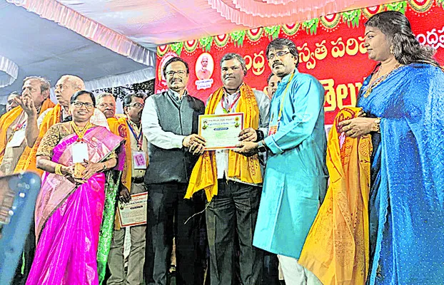 ప్రపంచ తెలుగు మహాసభల్లో పేరిరెడ్డికి సన్మానం 