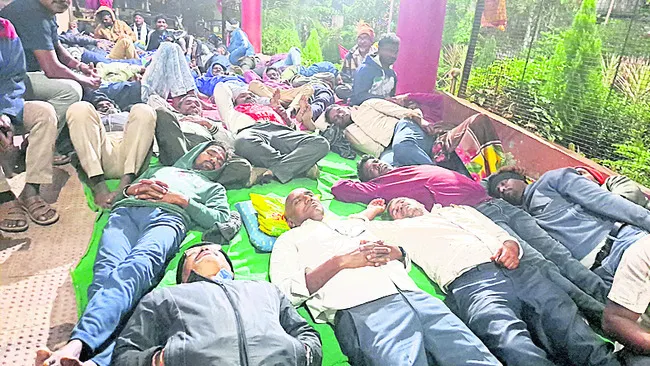 పారిశుద్ధ్య కార్మికుల సమ్మె ఉధృతం