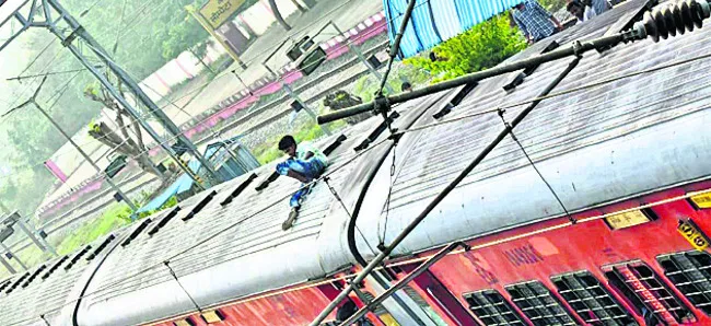 రైలెక్కి హల్‌చల్‌ చేసిన యువకుడు 