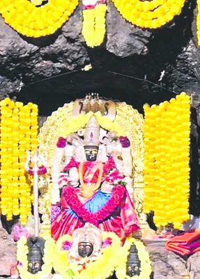 విశేషాలంకరణలో తలుపులమ్మ తల్లి 