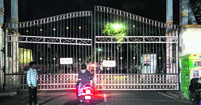 ఆంక్షల కంచె..