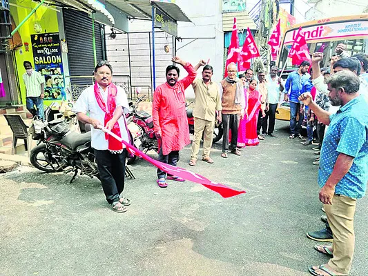 విశాఖ బయల్దేరిన కార్మిక బృందాలు