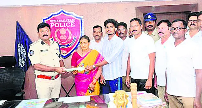 కానిస్టేబుల్‌ కుటుంబానికి ఆర్థిక సహాయం