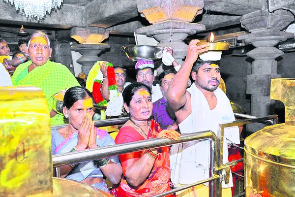 మల్లన్న ఆలయంలో భక్తుల రద్దీ