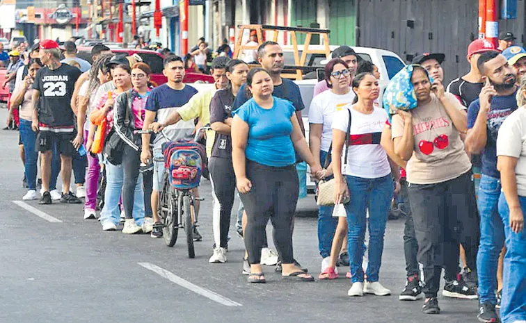 Venezuelans rushed to buy food, water and fuel amid fear and shuttered streets