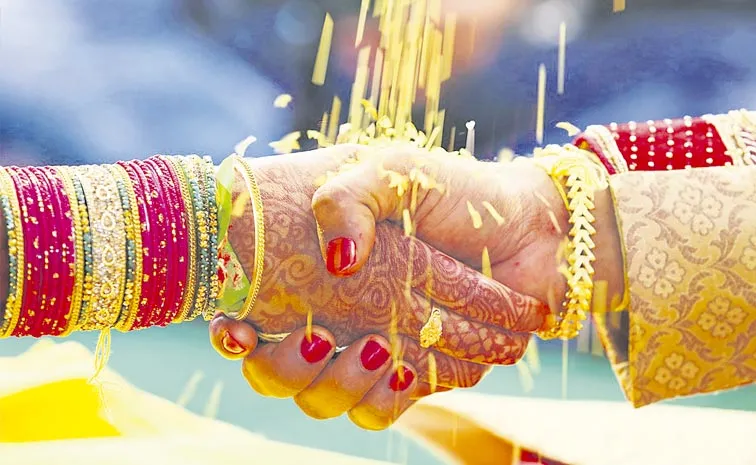 పెళ్లయితే ఇంటి పేరు మార్చుకోవాలా?