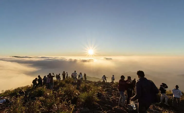మేఘాల మధ్య దోబూచులాడే భానోదయాన్ని తిలకించాలంటే..!