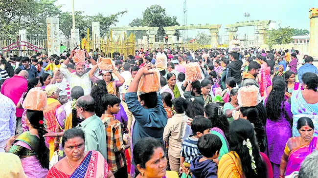 మూడు షిఫ్ట్‌లు.. 24 గంటలు పహారా