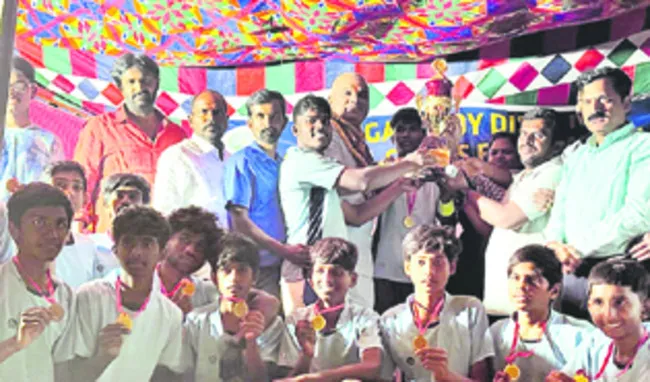 హాకీ చాంపియన్‌ మనోళ్లే.. 