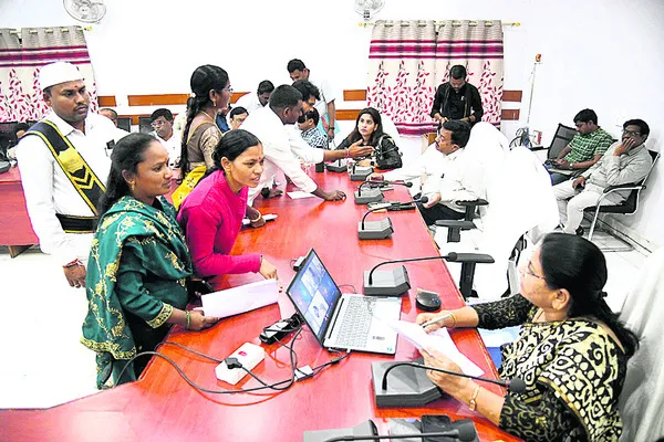 అర్జీలు పెండింగ్‌లో ఉంచొద్దు