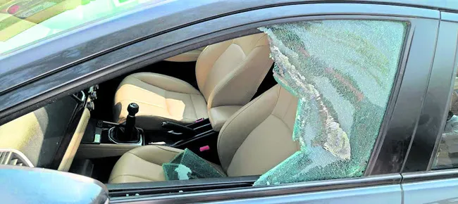 కారులో రూ.5 లక్షలు చోరీ 