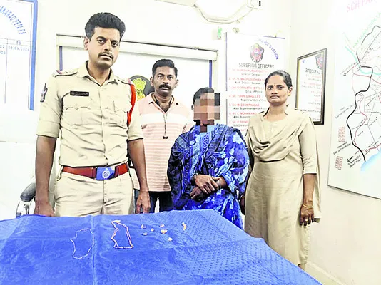 బెదిరించి బంగారం అపహరించిన మహిళ అరెస్టు 