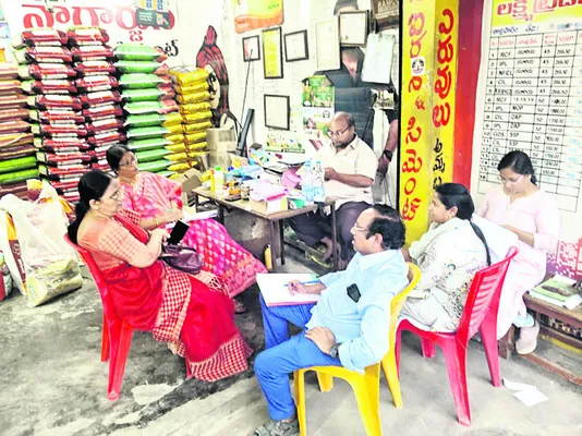 అధిక ధరకు ఎరువుల విక్రయం 