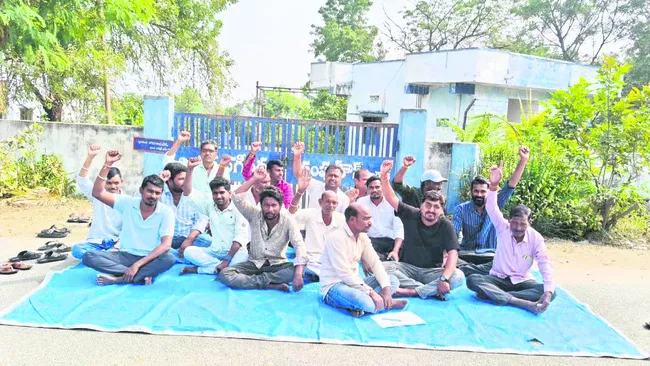 వేతనాలకు తప్పని కటకట 