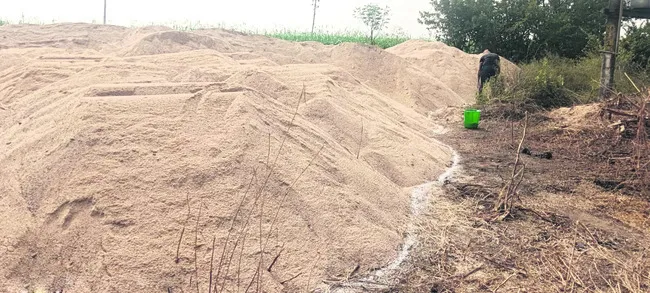 వెంకటాపూర్‌లో భారీగా ఇసుక పట్టివేత 