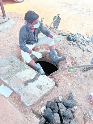 స్కావెంజర్లతో మలమూత్రాదుల తొలగింపు సరి కాదు