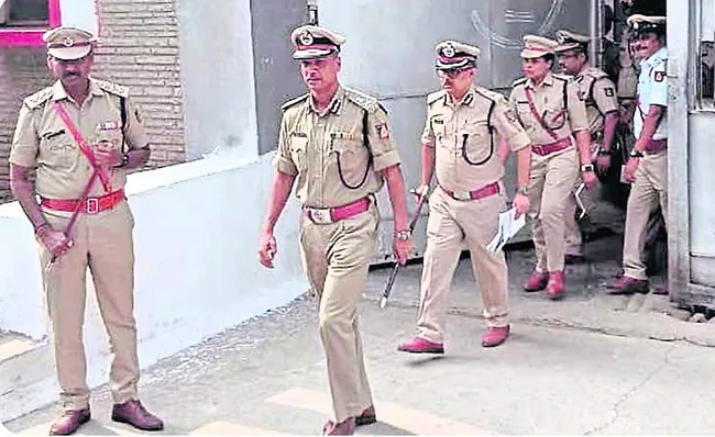 కేంద్ర కారాగారంలో డీజీపీ తనిఖీ   