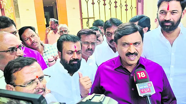 క్రిమినల్‌ ఎమ్మెల్యేకు డీసీఎం బాసట 